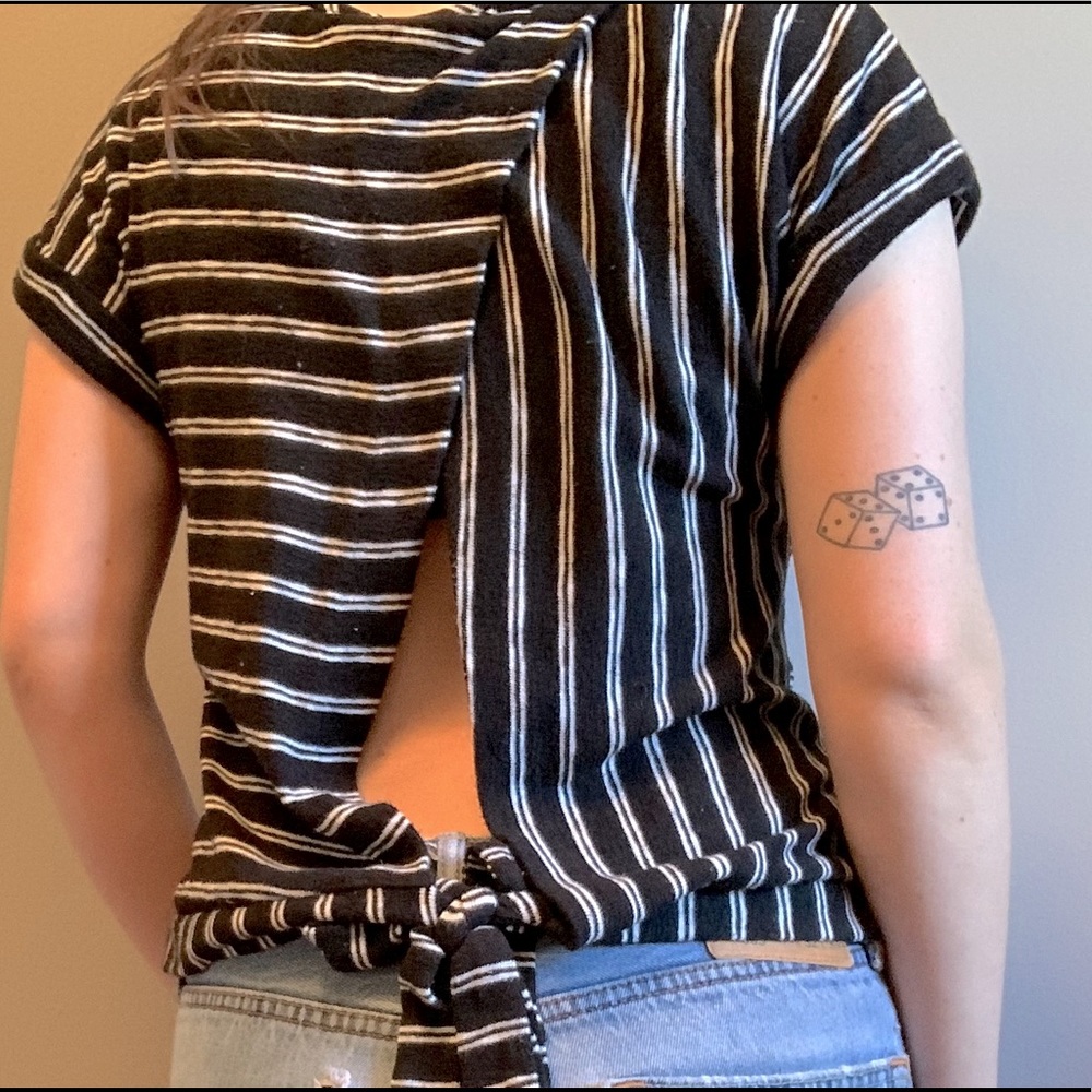 🥀3/$15🥀 a new day Striped soft tee with tie